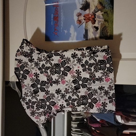 Black Floral MC^2 Scrub Top - Picture 8 of 8